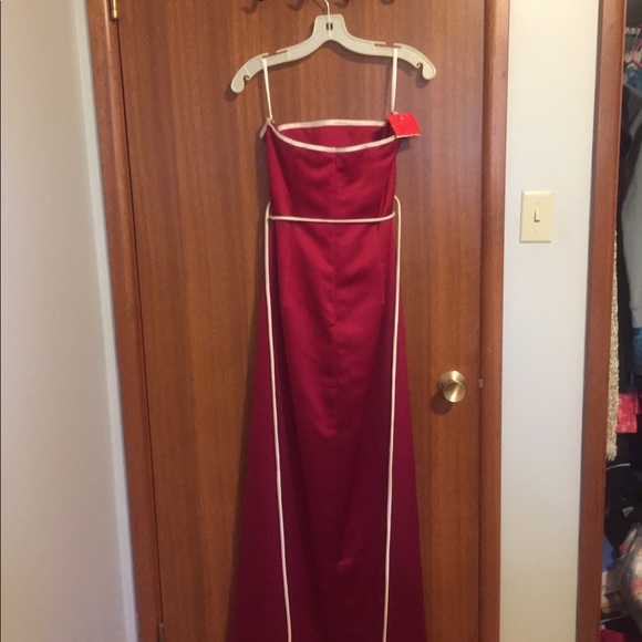 Red gown - Picture 3 of 5